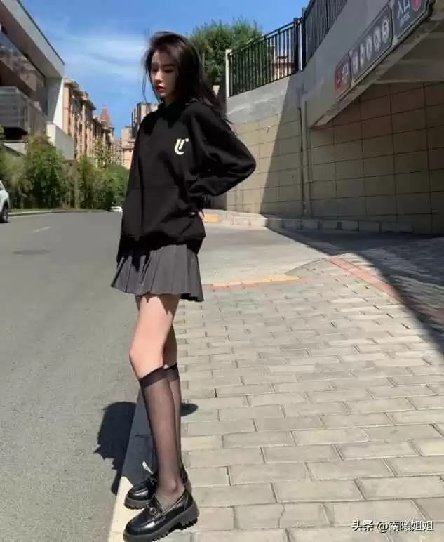 小个子女生秋冬穿搭秘籍:短裙+乐福鞋、九分裤+短靴,显高又时髦