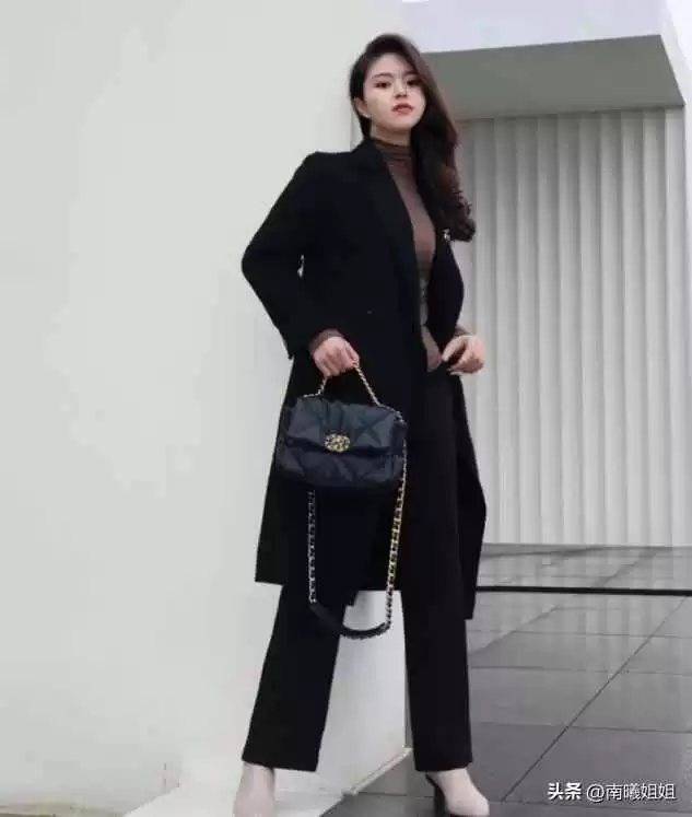 小个子女生秋冬穿搭秘籍:短裙+乐福鞋、九分裤+短靴,显高又时髦