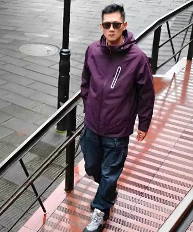 成熟男士秋冬时尚穿搭：冲锋衣搭配运动鞋，保暖帅气两不误