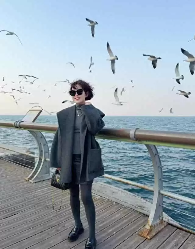 38岁的女人穿衣搭配 年纪越大越要打扮！看这位53岁姐姐穿衣温柔时髦，减龄10岁都不止