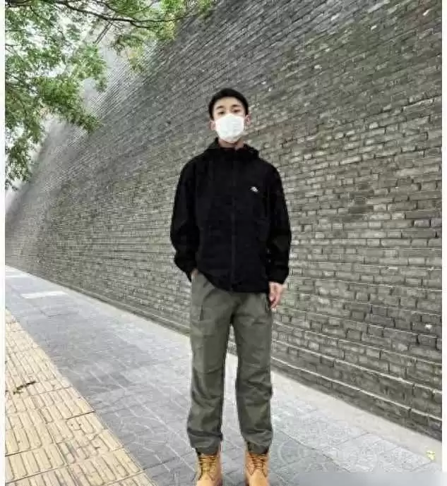 瘦男生冬季穿搭攻略：放弃羽绒服，选择冲锋衣+工装裤，帅气又显年轻