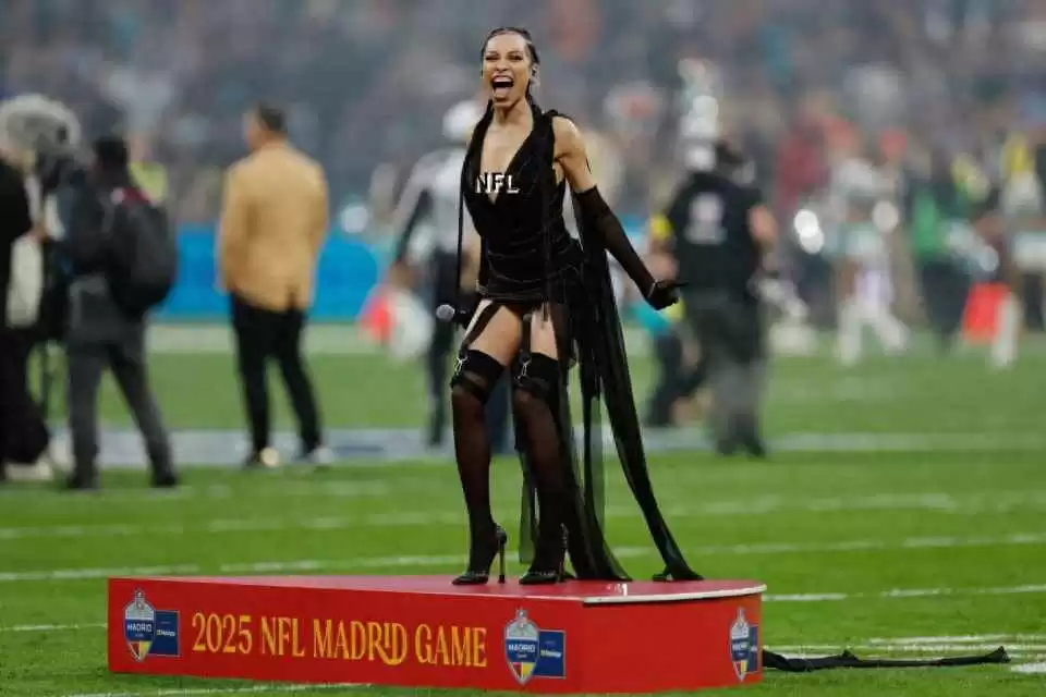美国黑人时尚穿搭与着装争议:女歌手NFL球赛表演引爆话题 美国黑人时尚穿搭与着装争议:女歌手NFL球赛表演引爆话题