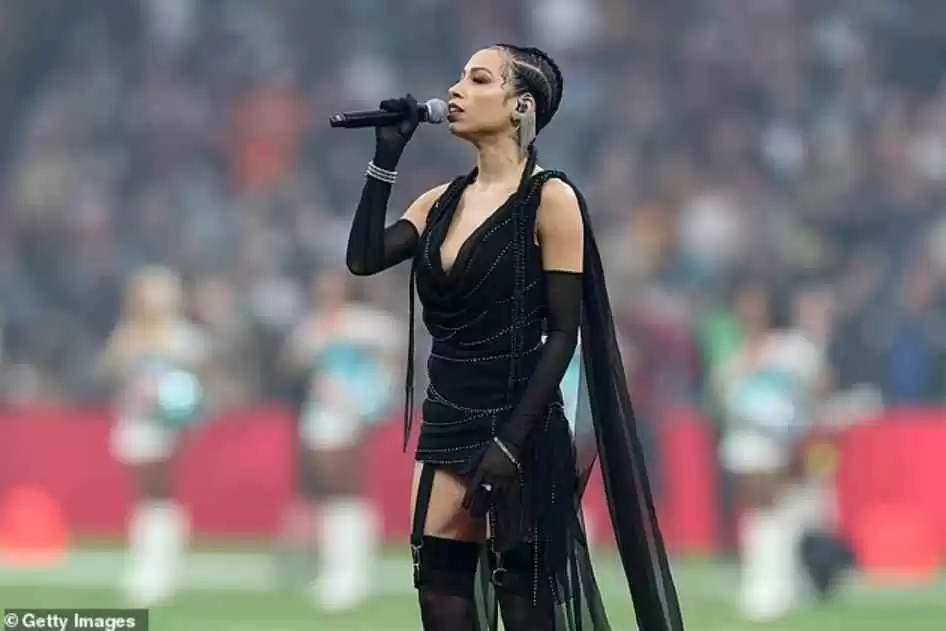 美国黑人时尚穿搭与着装争议:女歌手NFL球赛表演引爆话题