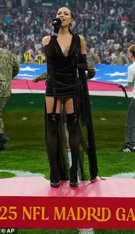 美国黑人时尚穿搭与着装争议:女歌手NFL球赛表演引爆话题