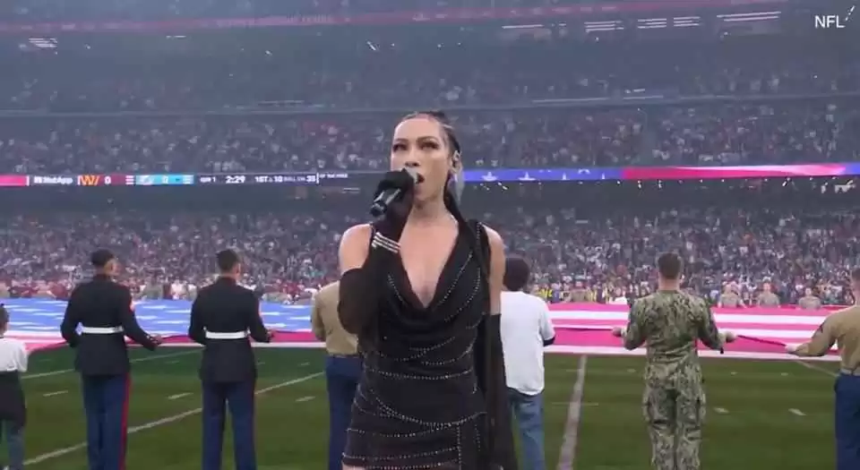 美国黑人时尚穿搭与着装争议:女歌手NFL球赛表演引爆话题