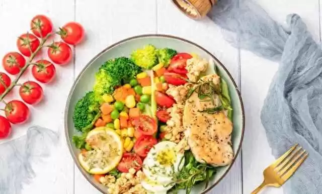 夏季胖男孩穿衣搭配与低卡饮食：轻松瘦身不胖成球