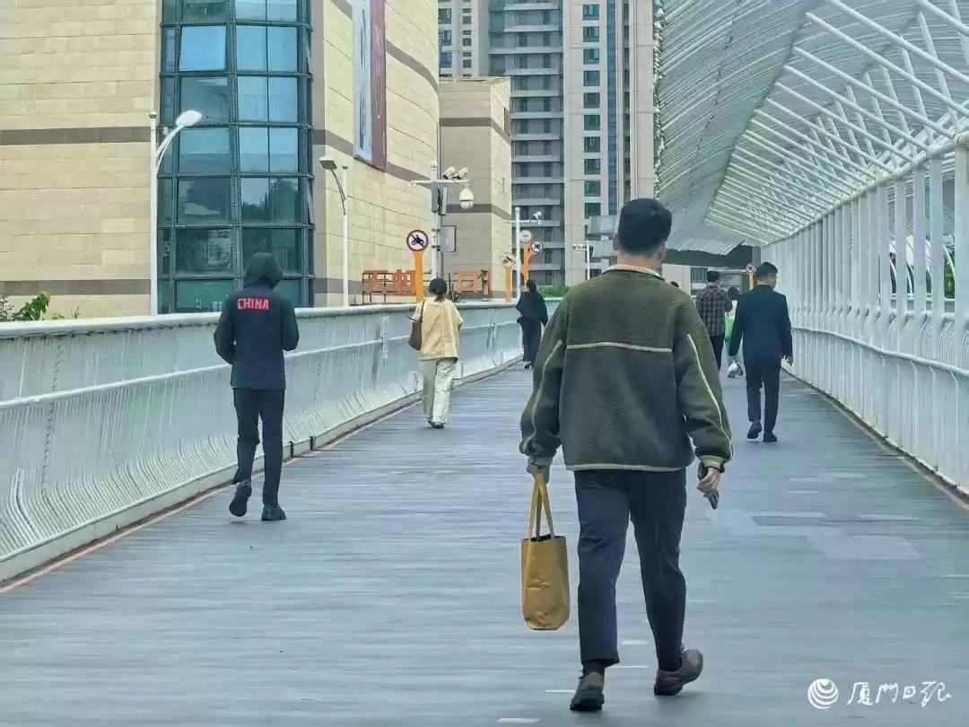 夏天孩子穿衣乱象：35℃披外套，13℃穿短袖！妈妈们直呼看不懂，今天你家娃穿对了吗？