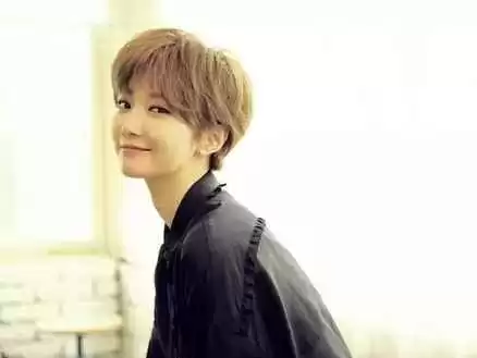 短发春天穿搭指南:高俊熙教你韩剧女主角的时尚秘诀