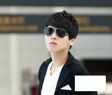 矮个子男生冬季穿搭指南：2套显高又阳光的搭配方案