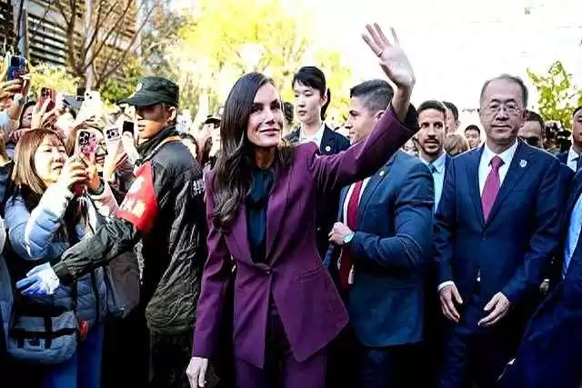 欧美学生穿衣搭配指南：西班牙王后北外访问引爆时尚话题