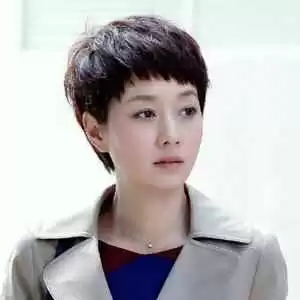 马伊琍短发造型惊艳全场！宽松外套配半身裙，减龄18岁美到认不出