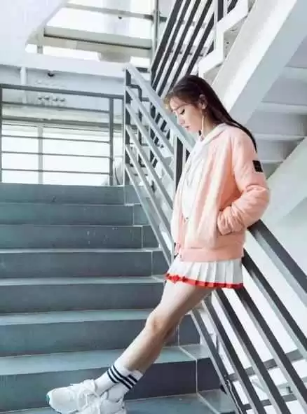 中学生校服穿衣搭配 天气这么冷,校服怎么穿?