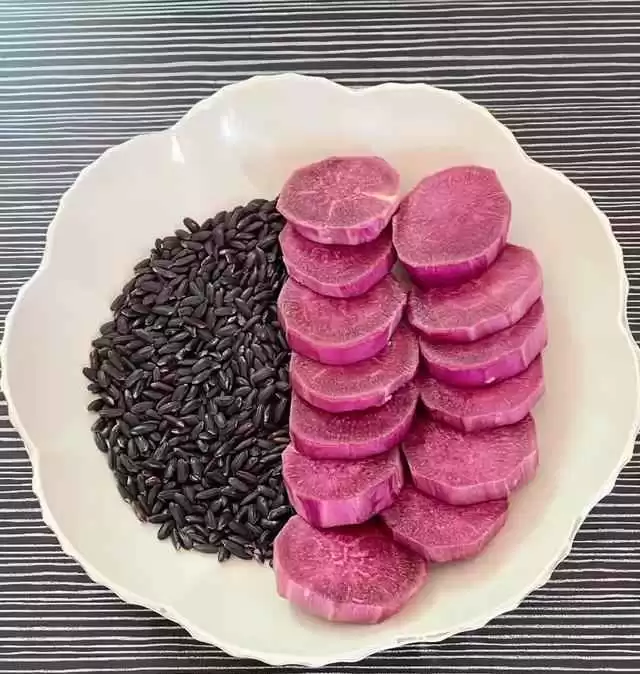 冬季养生与穿搭指南:皮肤偏黑怎么穿?天冷多吃黑色食物好处多