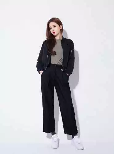 杨幂初秋穿衣搭配:短外套+阔腿裤,38岁穿出高级洋气感 杨幂初秋穿衣搭配:短外套+阔腿裤,38岁穿出高级洋气感