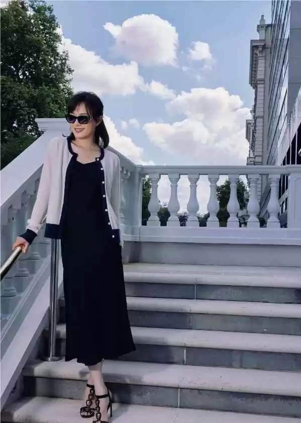 孙俪伦敦街拍时尚蜕变!英伦风穿搭高级感满分,女人打扮起来真惊艳