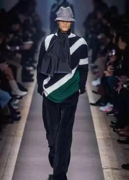 51岁周迅的巴黎时尚秘诀：灰色套装+蓝色外套，穿出不老魅力