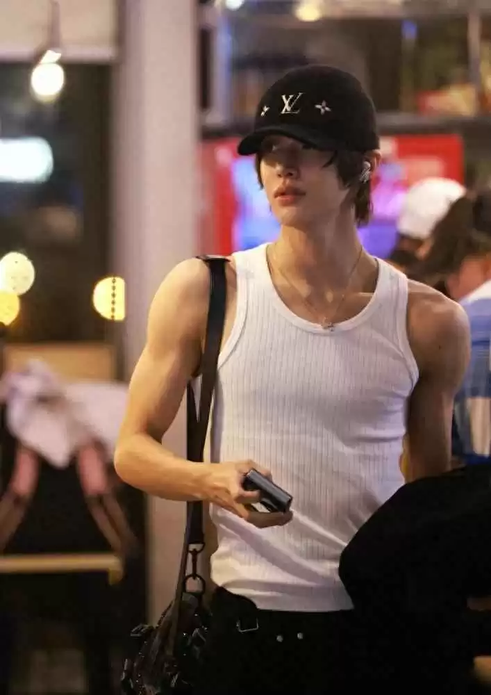 男生夏季穿搭秘籍:黑色裤子+任意上衣,高个子男生的万能公式! 男生夏季穿搭秘籍:黑色裤子+任意上衣,高个子男生的万能公式!