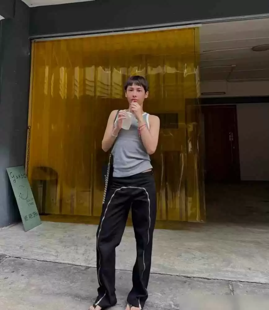 男生夏季穿搭秘籍:黑色裤子+任意上衣,高个子男生的万能公式!