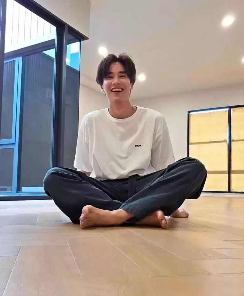 男生夏季穿搭秘籍:黑色裤子+任意上衣,高个子男生的万能公式!