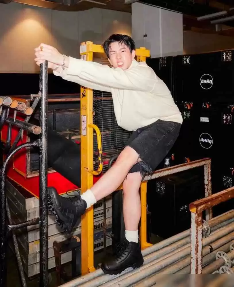 男生夏季穿搭秘籍:黑色裤子+任意上衣,高个子男生的万能公式!