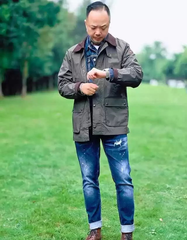 小男生穿衣搭配图片 被杭州大叔惊艳到!“拼色领夹克+休闲靴”,时髦有男人味,真帅