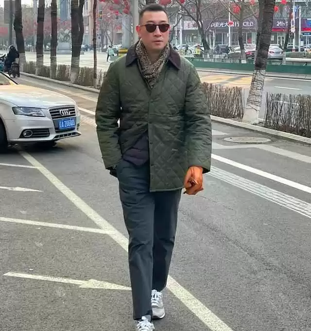 小男生穿衣搭配图片 被杭州大叔惊艳到!“拼色领夹克+休闲靴”,时髦有男人味,真帅