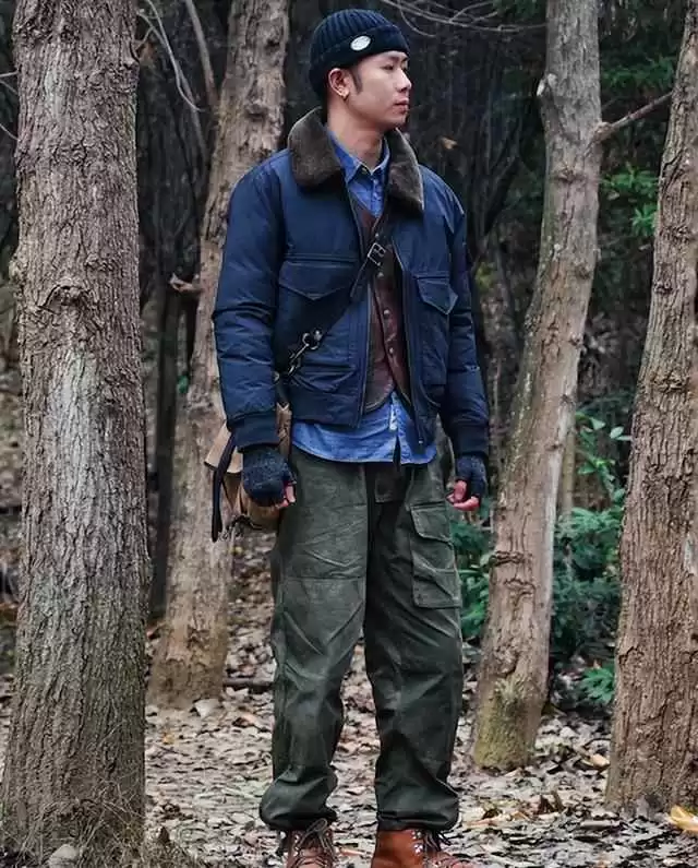 小男生穿衣搭配图片 被杭州大叔惊艳到!“拼色领夹克+休闲靴”,时髦有男人味,真帅