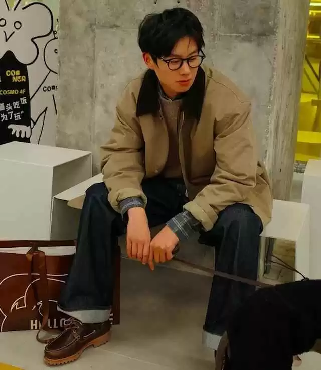 小男生穿衣搭配图片 被杭州大叔惊艳到!“拼色领夹克+休闲靴”,时髦有男人味,真帅