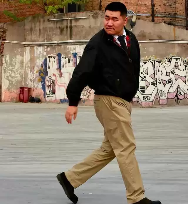 小男生穿衣搭配图片 被杭州大叔惊艳到!“拼色领夹克+休闲靴”,时髦有男人味,真帅