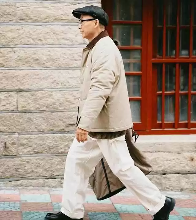 小男生穿衣搭配图片 被杭州大叔惊艳到!“拼色领夹克+休闲靴”,时髦有男人味,真帅