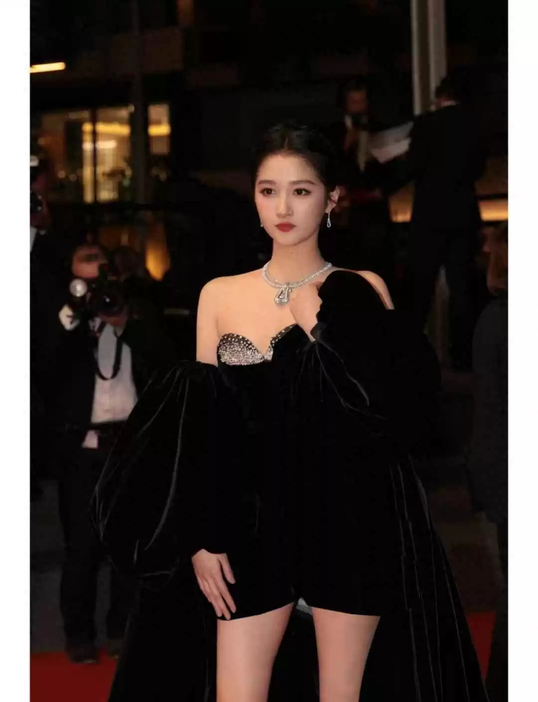 14岁关晓彤穿搭惊艳回忆杀！玫红短裙秀神级长腿，旧照疯传秘诀解析