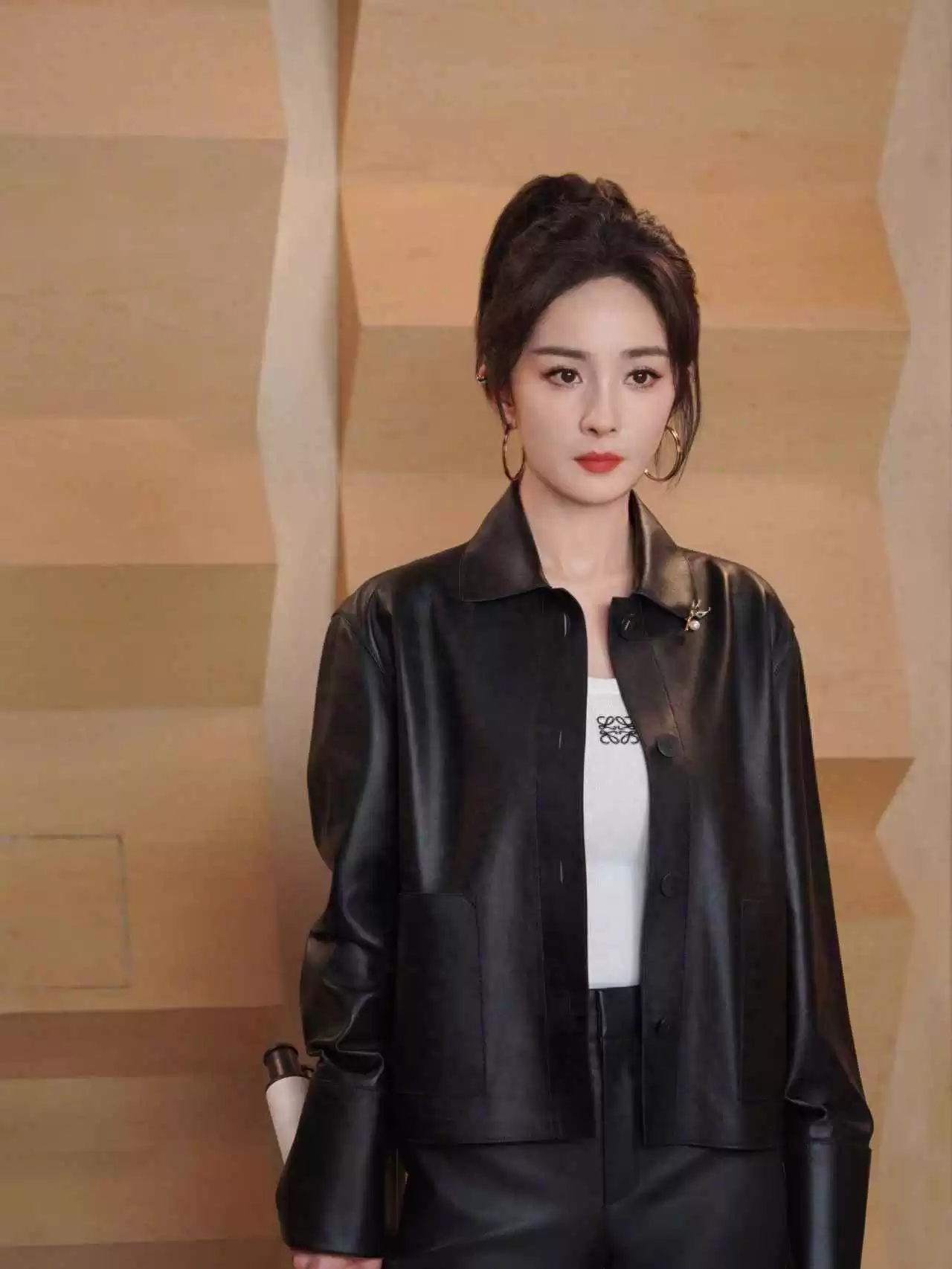 150cm小个子女生穿搭秘籍:跟杨幂学短款皮衣+露腰内搭,轻松穿出九头身比例 150cm小个子女生穿搭秘籍:跟杨幂学短款皮衣+露腰内搭,轻松穿出九头身比例