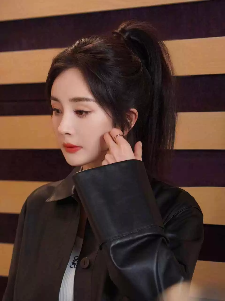 150cm小个子女生穿搭秘籍:跟杨幂学短款皮衣+露腰内搭,轻松穿出九头身比例