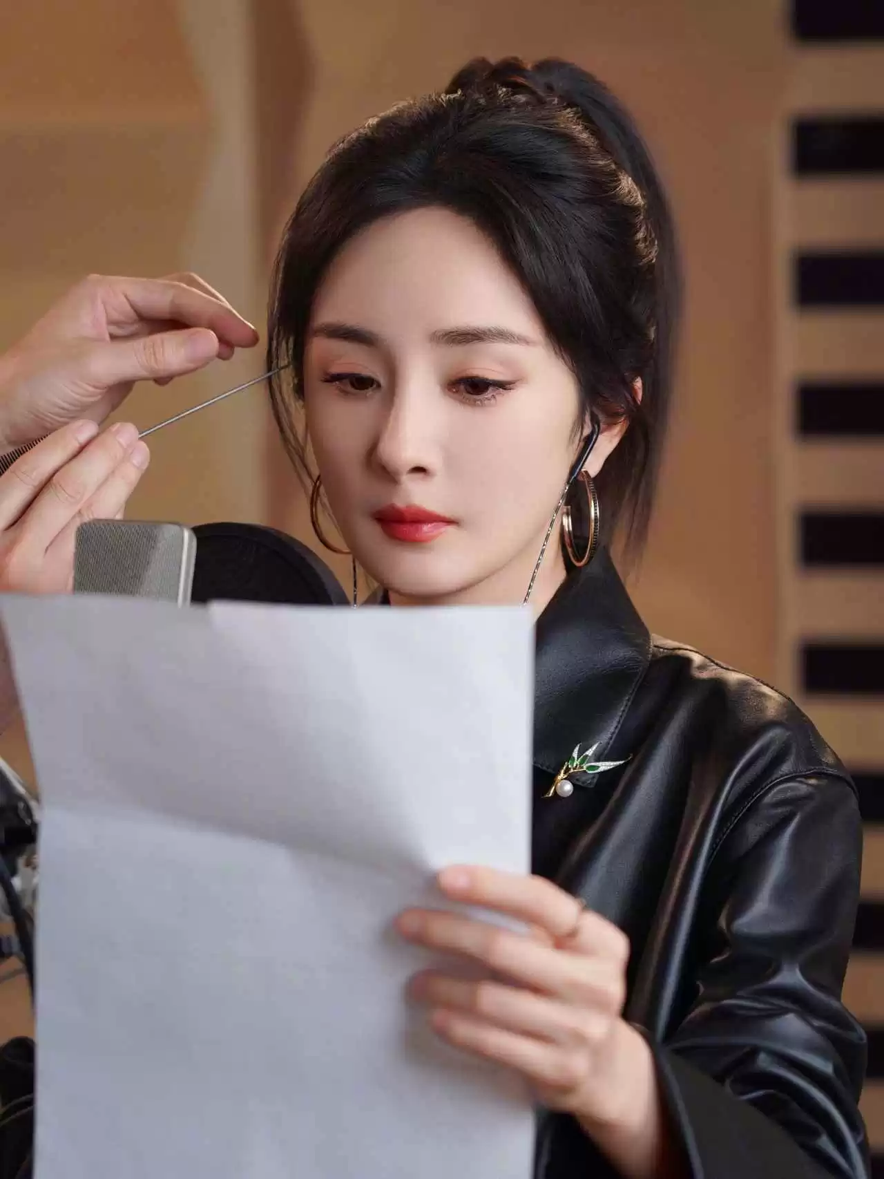 150cm小个子女生穿搭秘籍:跟杨幂学短款皮衣+露腰内搭,轻松穿出九头身比例