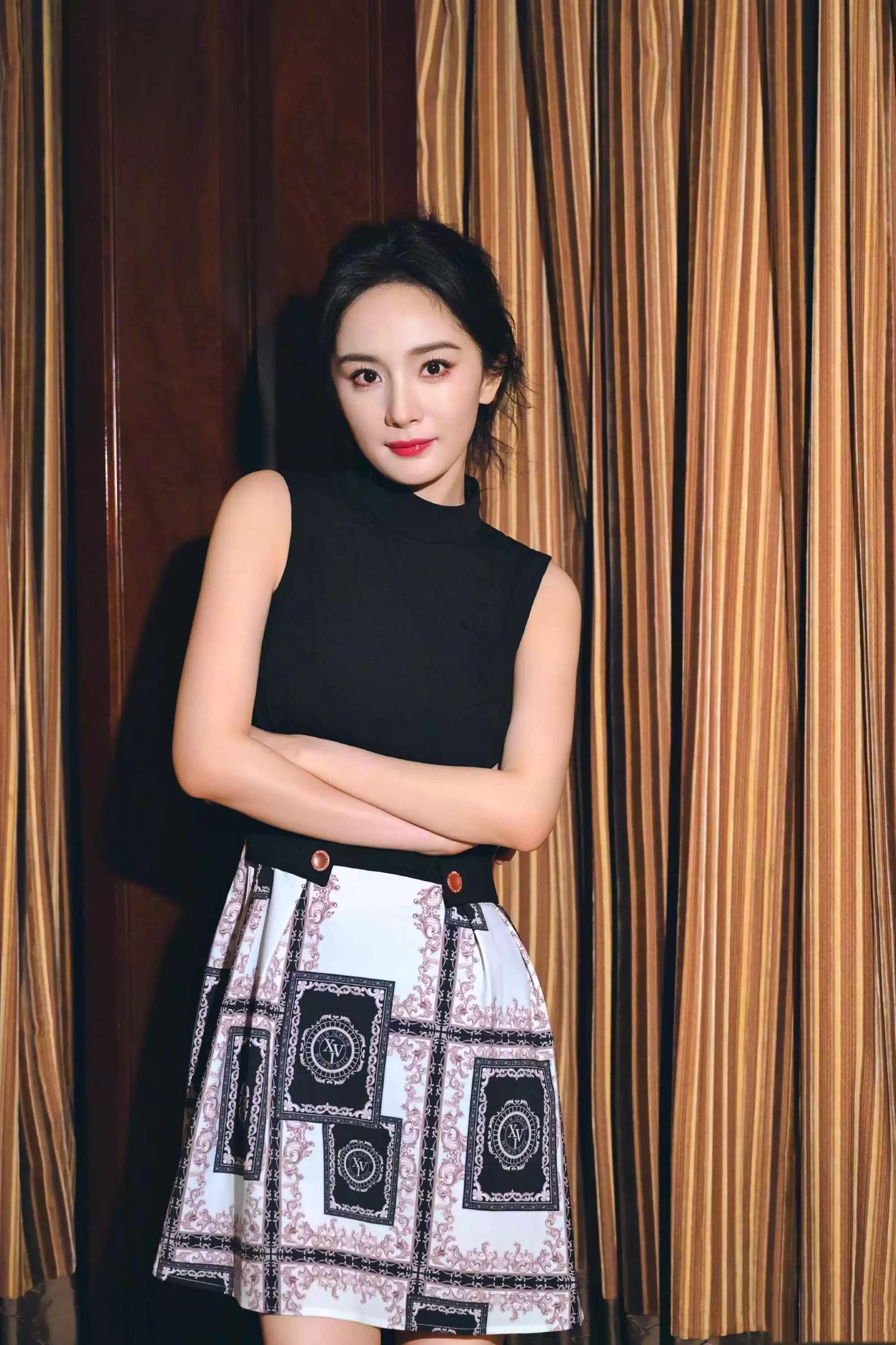 150cm小个子女生穿搭秘籍:跟杨幂学短款皮衣+露腰内搭,轻松穿出九头身比例