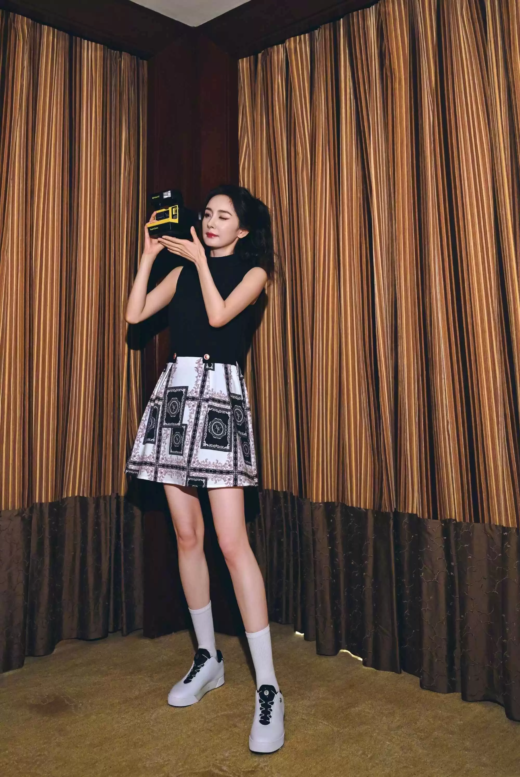 150cm小个子女生穿搭秘籍:跟杨幂学短款皮衣+露腰内搭,轻松穿出九头身比例