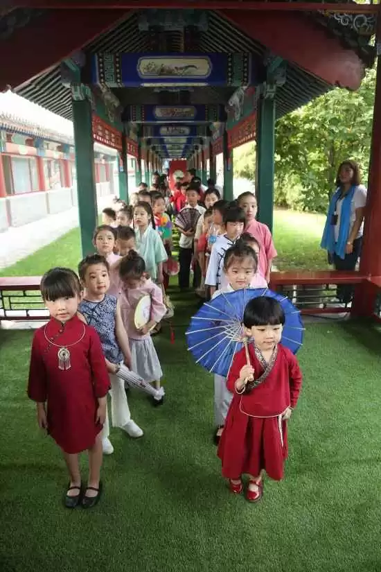 童装秀刮起“中国风”，小小模特穿上文化自信