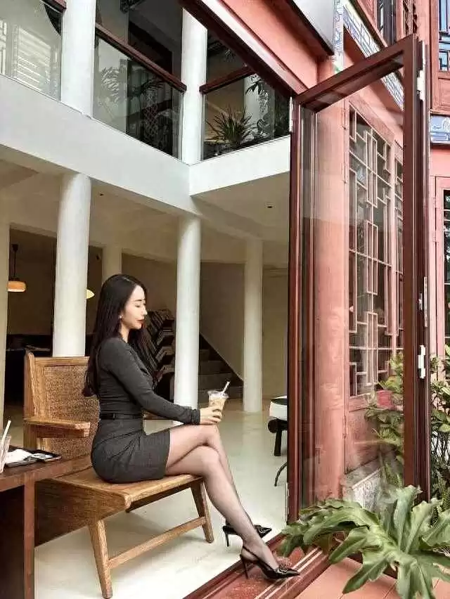 蕾丝穿衣搭配 “深灰色蕾丝领连衣裙+小高跟”,优雅从容的时尚自信魅力 蕾丝穿衣搭配 “深灰色蕾丝领连衣裙+小高跟”,优雅从容的时尚自信魅力