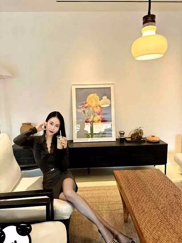 蕾丝穿衣搭配 “深灰色蕾丝领连衣裙+小高跟”,优雅从容的时尚自信魅力