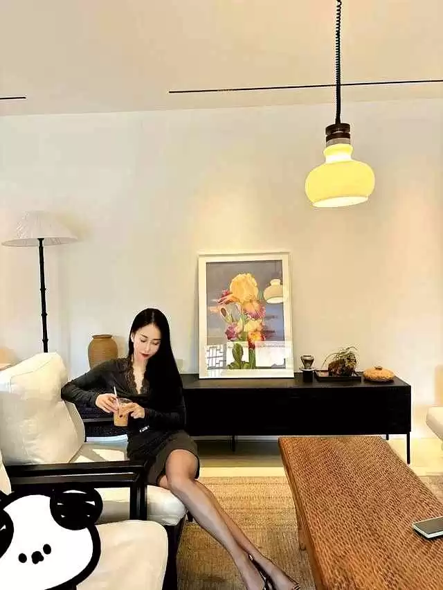 蕾丝穿衣搭配 “深灰色蕾丝领连衣裙+小高跟”,优雅从容的时尚自信魅力