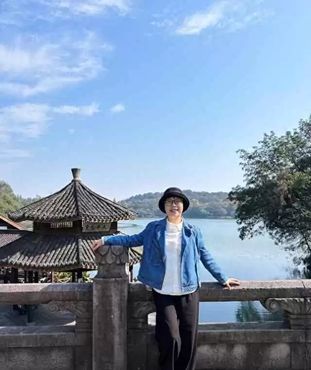 自然风格穿衣搭配：56岁杭州阿姨的基础款时尚秘诀