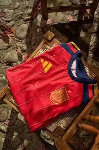 足球穿衣搭配指南：西班牙2026年世界杯球衣惊艳亮相，红底蓝袖搭配条纹设计