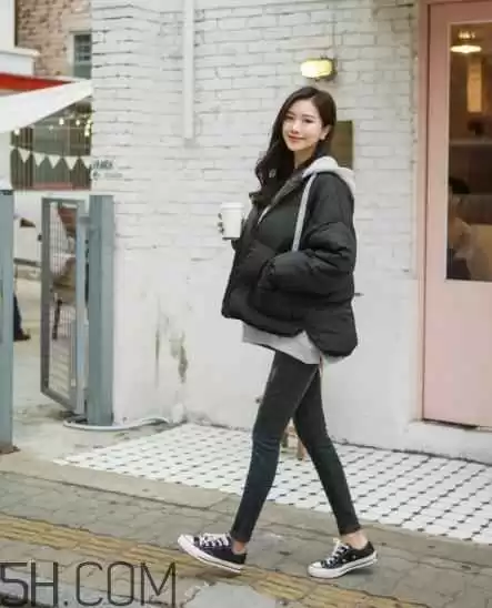 冬日黑色棉服搭裤子全攻略 穿出时髦不撞衫 冬日黑色棉服搭裤子全攻略 穿出时髦不撞衫