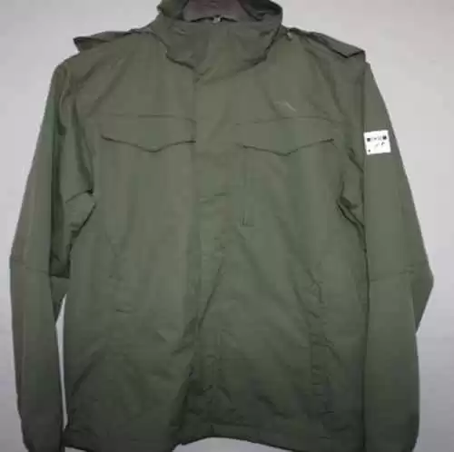 冲锋衣搭对鞋 时髦舒适全拿捏 三种场景穿出彩