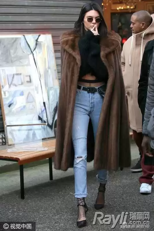 咖啡色裤子穿出高级感这些上衣搭配让你时髦翻倍