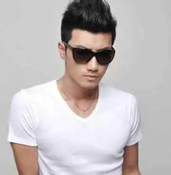 方脸男生发型选择秘籍：轻松修饰脸型显帅气