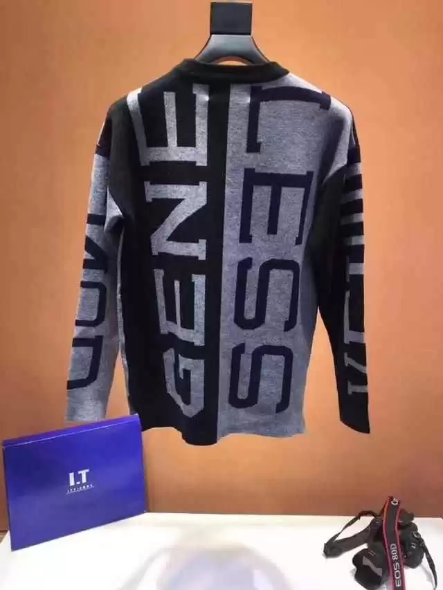 普拉达的档次密码:不止于奢侈的艺术革新与商业韧性 普拉达的档次密码:不止于奢侈的艺术革新与商业韧性