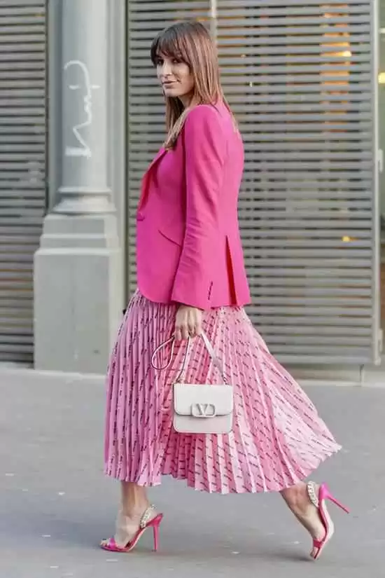 玫红色穿搭别发愁 这份超全配色指南让你亮眼不踩雷