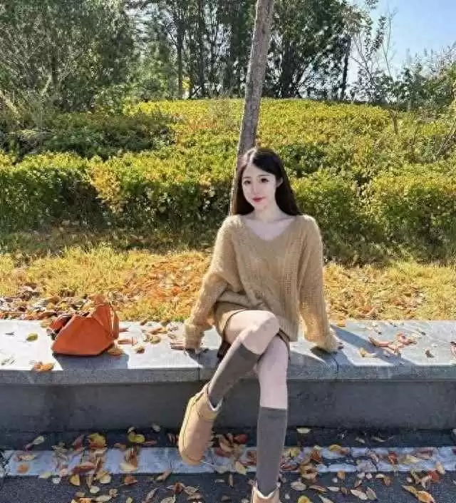 穿衣颜色搭配秘诀:一浅一深法则,轻松穿出高级感 穿衣颜色搭配秘诀:一浅一深法则,轻松穿出高级感