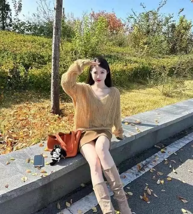 穿衣颜色搭配秘诀:一浅一深法则,轻松穿出高级感